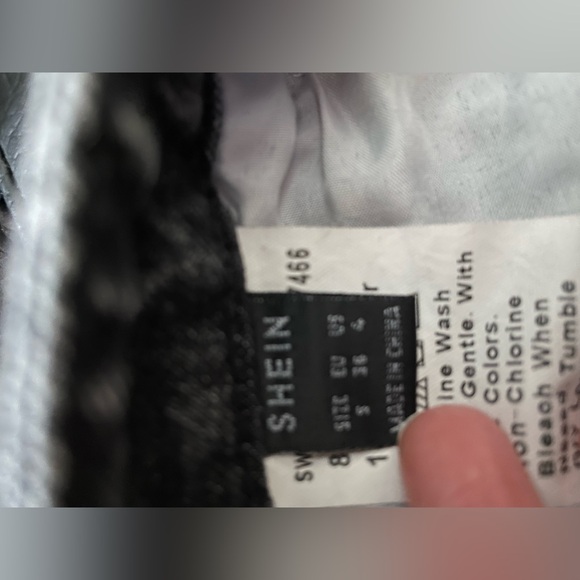 Distressed jeans size 4 from SHEIN - Picture 3 of 3